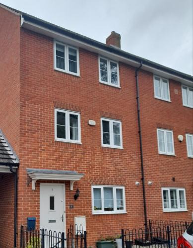 Aylesbury House | Spacious 4-Bedroom House in Aylesbury Ideal for Contractors Professionals or Larger Families