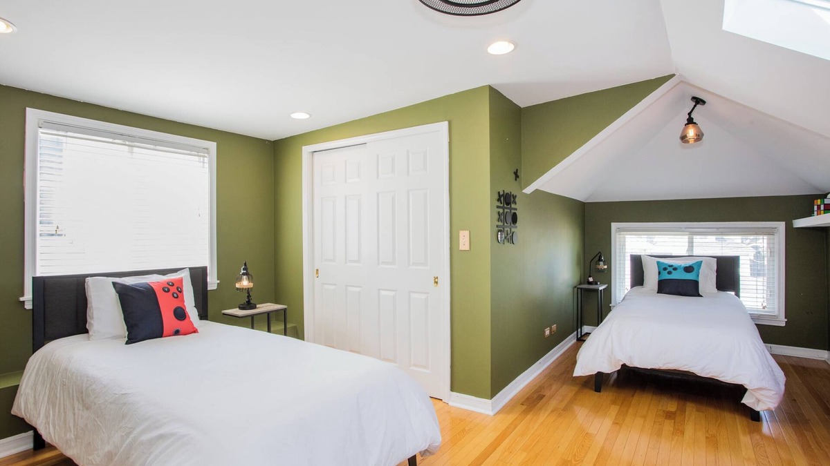 Dunning House | Spacious 4-bedroom house in charming Chicago with Game room and outdoor dining