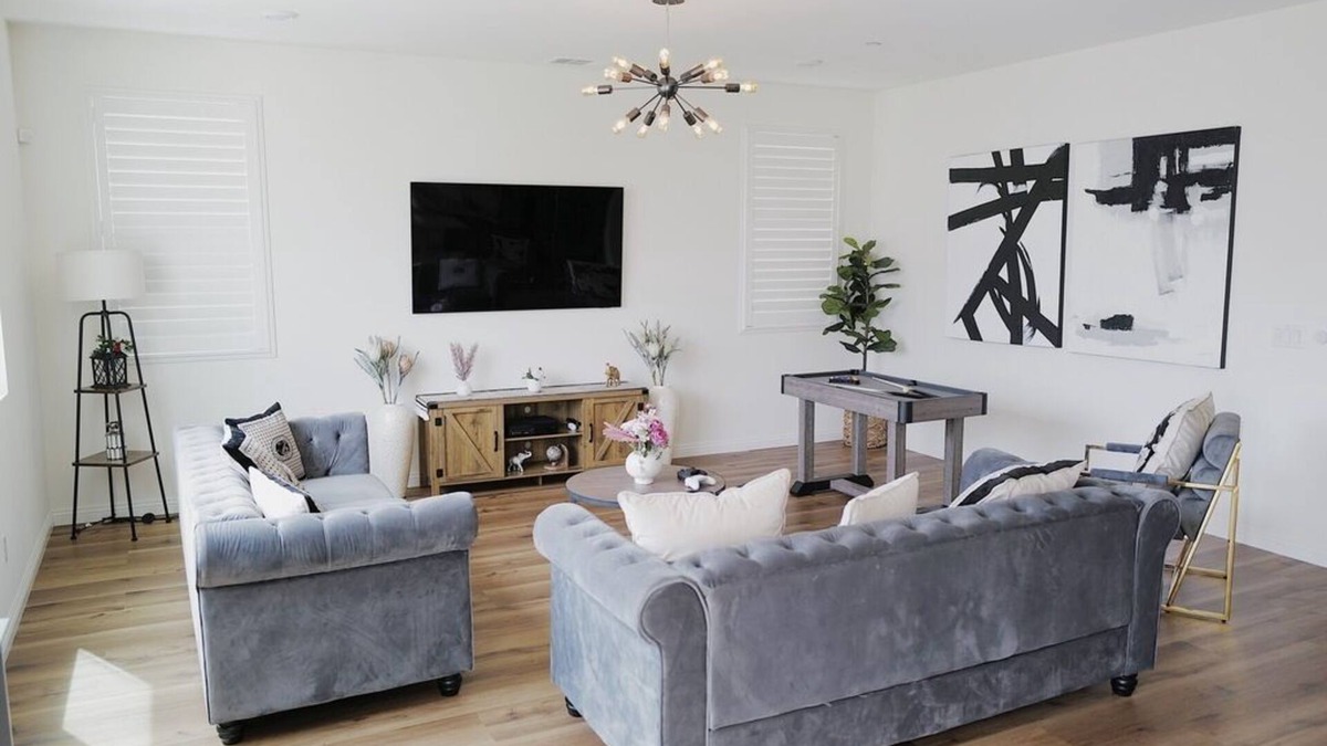 Ontario House | Spacious 4-bedroom house with 4 king beds