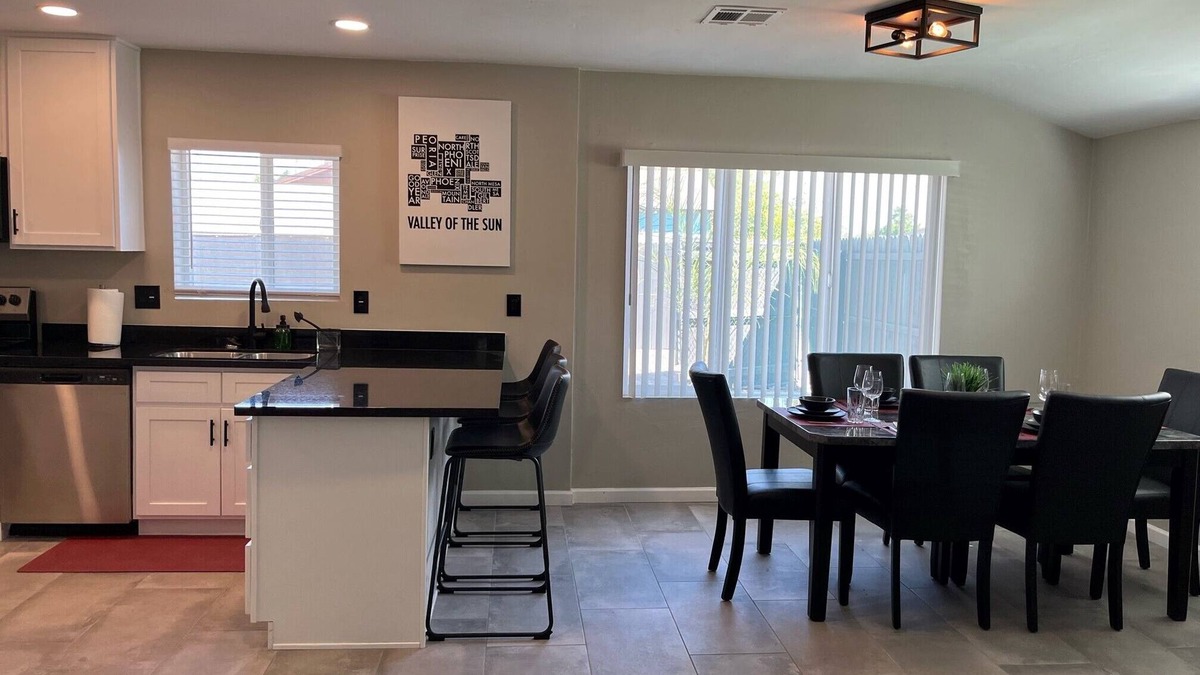 Encanto House | Spacious 4-bedroom house in Midtown Phoenix with fenced yard. Close to airport.