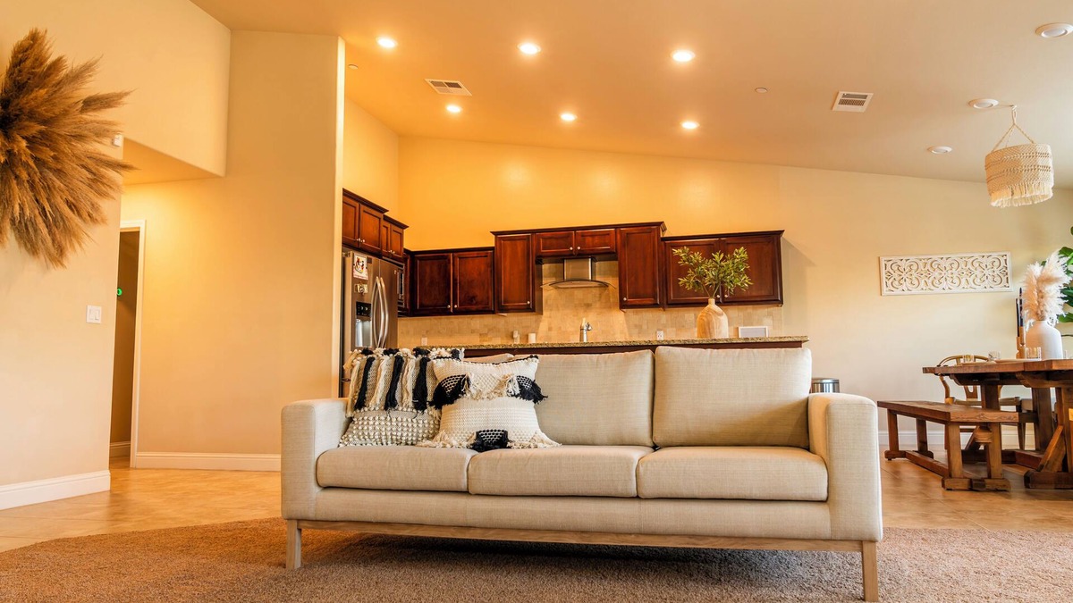 Greenacres House | Spacious 4-bedroom house with WiFi and AC in charming Shafter