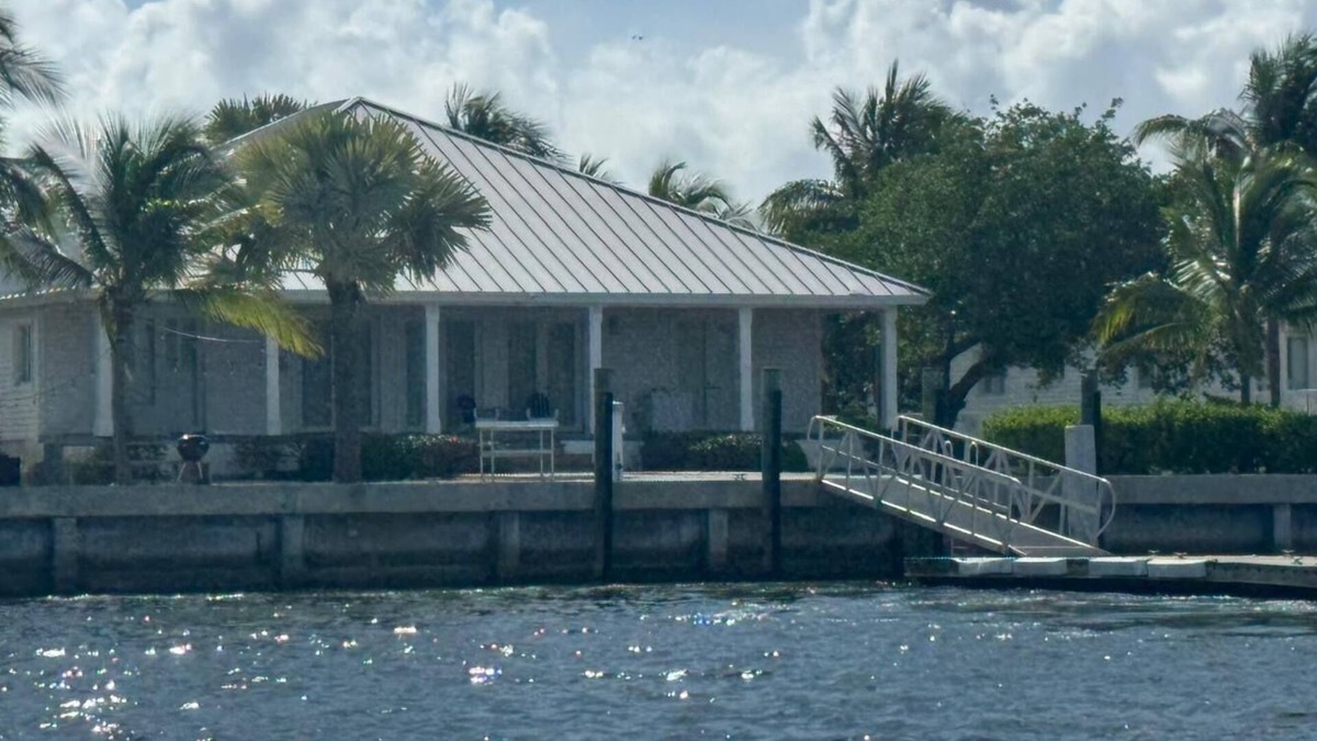 North Bimini House | Spacious 4-bedroom house with WiFi, AC, & Filtered Water. 40ft floating Dock.