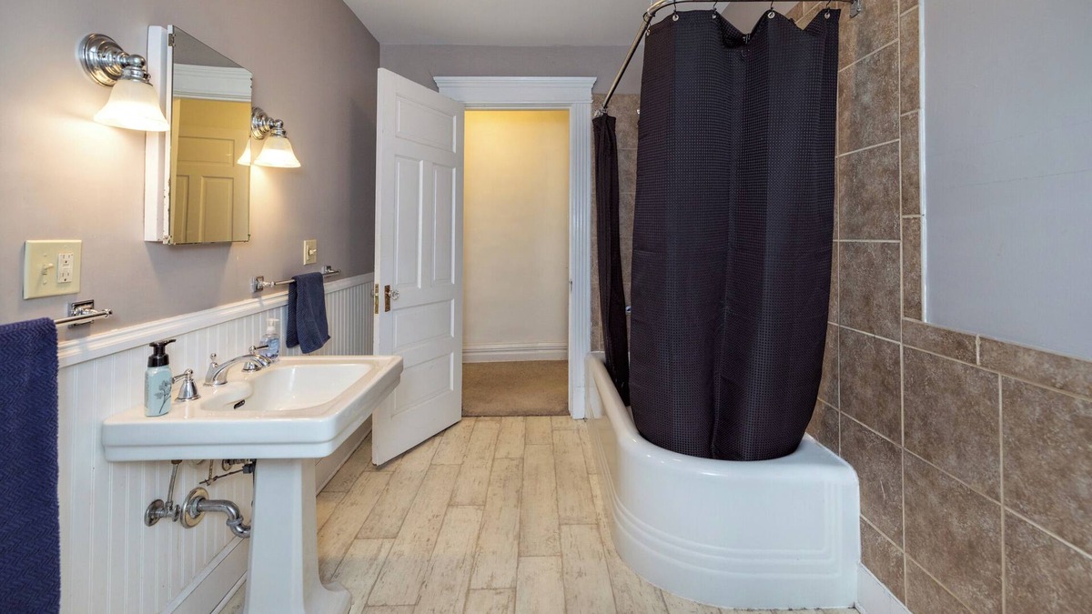 Erie House | Spacious 4-bedroom house in Downtown Erie