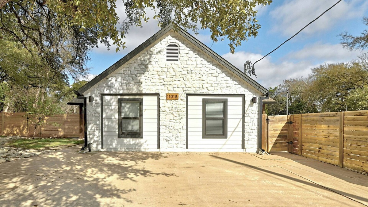 Austin House | Spacious 4-bedroom house in brilliant Austin with Pool and Outdoor Hangout Area