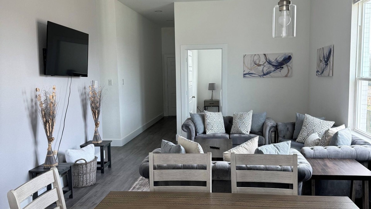 Oak Cliff House | Spacious 4-bedroom house, Sleeps 8 with WiFi, AC in Dallas