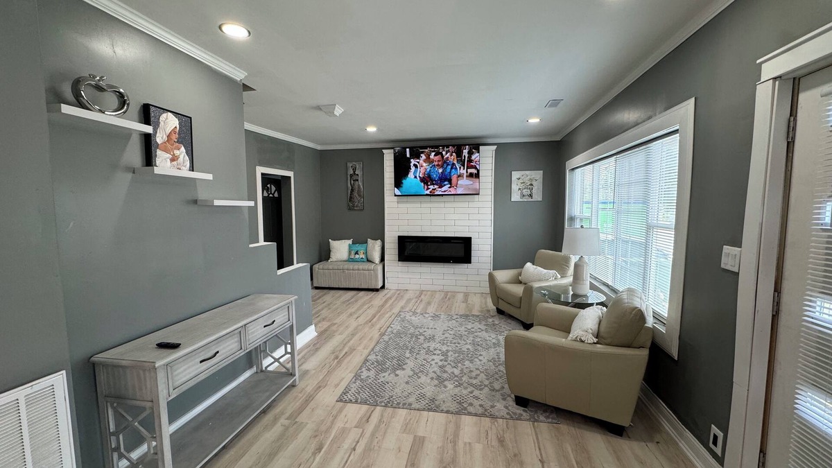 Dolton House | Spacious 4-bedroom house in marvelous Dolton with WiFi, AC