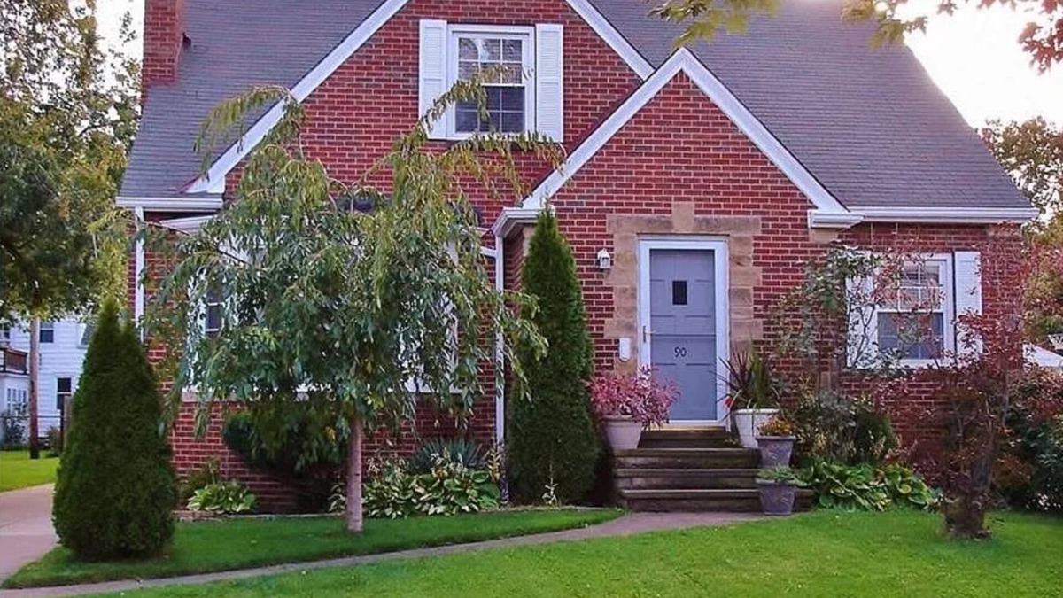 Euclid House | Spacious 4-bedroom house with WiFi and AC in peaceful Euclid
