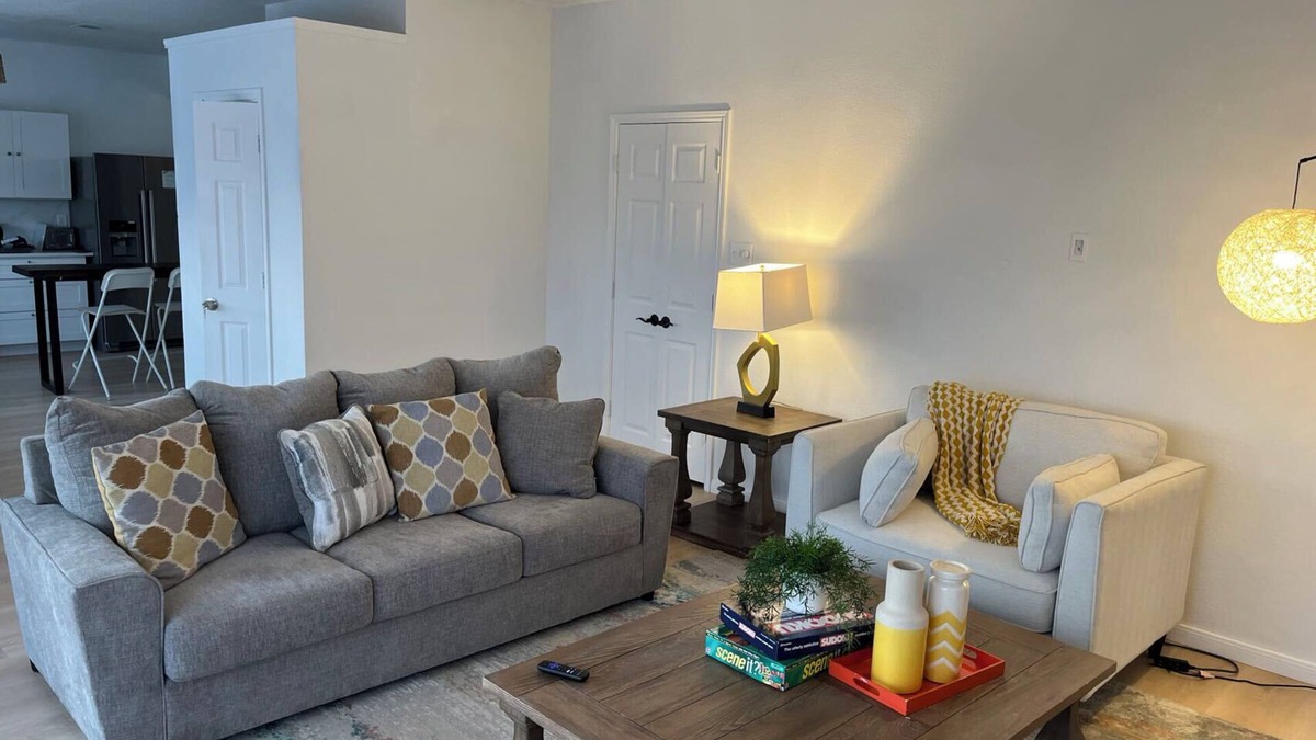 Irving House | Spacious 4-bedroom house in peaceful Irving with WiFi, AC, Keyak fun