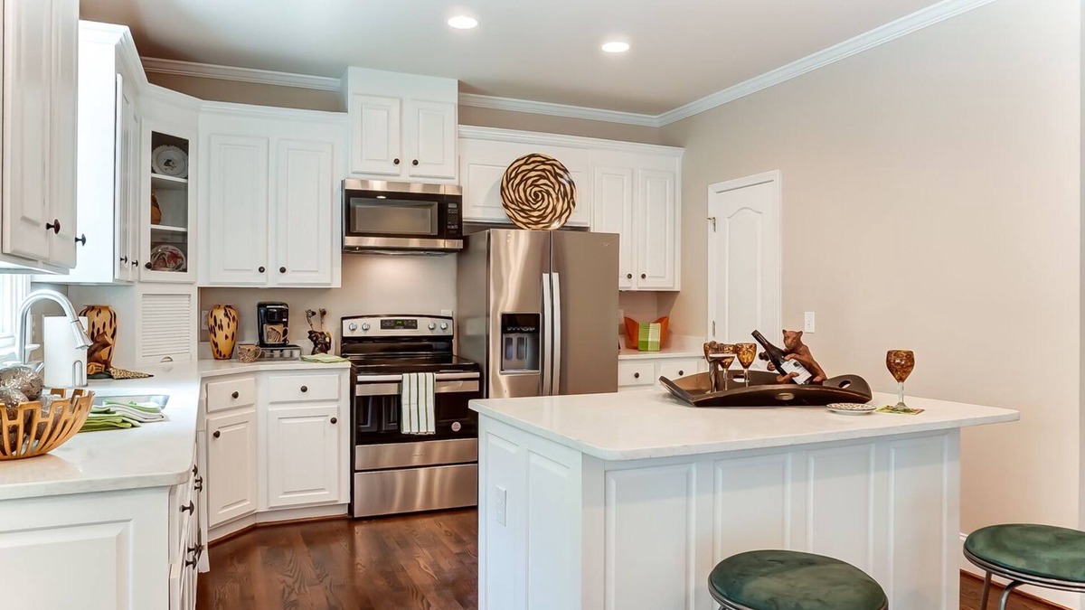 Sherwood Forest House | Spacious 4 Bedroom in Prime Location!