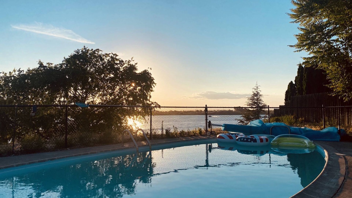 Moses Lake House | Spacious 4 bedroom lakefront house: with private dock and pool.