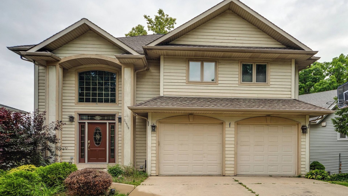 Lake Shangrila House | Spacious 4-bedroom Lake house with fitness room, sauna, optional pontoon boat