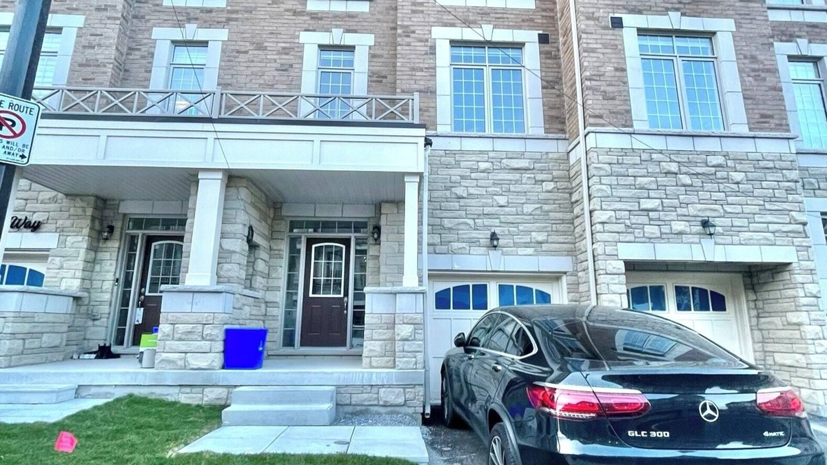 Markham House | Spacious 4 Bedroom Markham Townhouse with 2 Ensuite and King Memory Bed