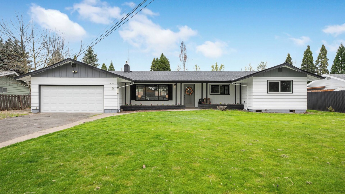 Aloha House | Spacious 4-bedroom single level home in Beaverton close to Intel/Nike/Golf