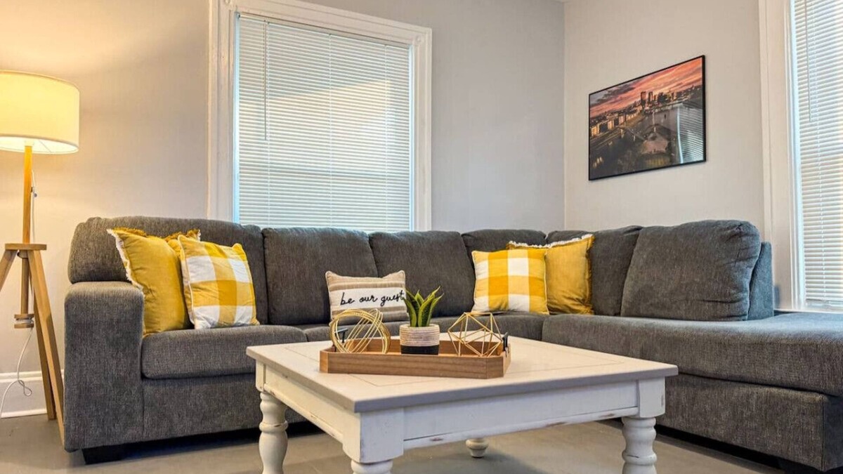 Dayton House | Spacious 4 bedroom, Sleeps 8 w/7 Beds + Parking