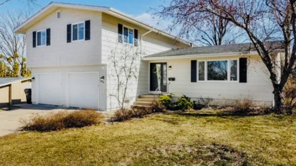Cedar Rapids House | Spacious 4-bedroom House with AC and WiFi in Charming Cedar Rapids