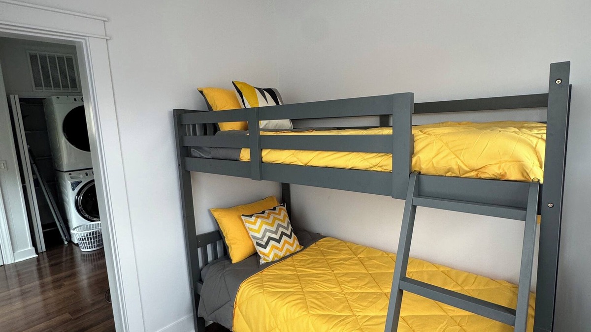Lincolnwood House | Spacious 4-bedroom bungalow in family friendly Lincolnwood with WiFi, AC