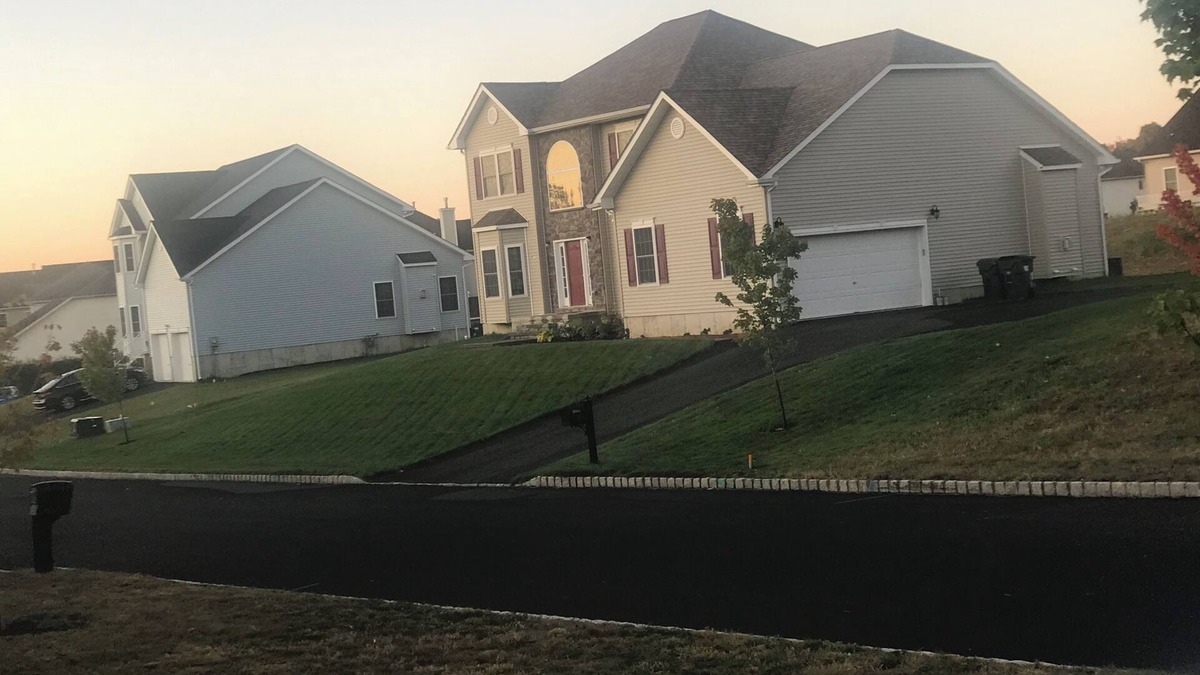 New Windsor House | Spacious 4-bedroom building with AC, fitness room in charming New Windsor