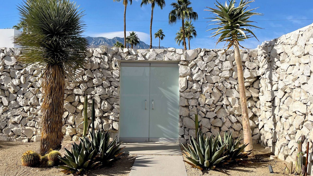 Sunmor House | Spacious 4-bedroom Mid-Century house in Palm Springs
