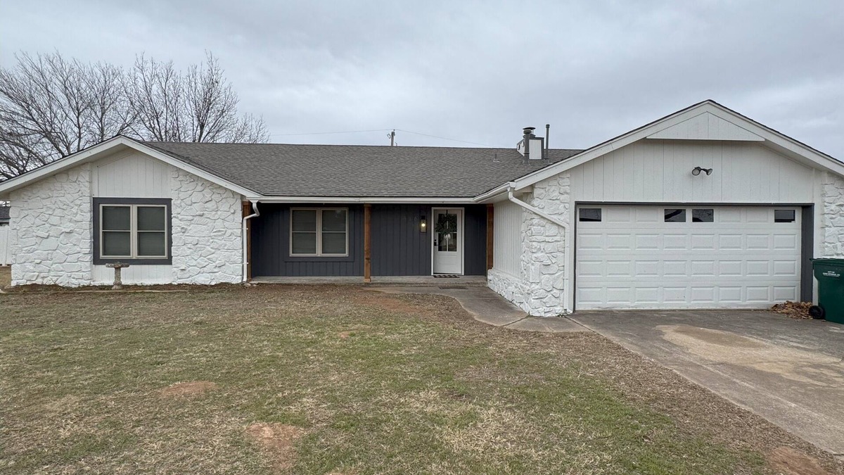 Sand Springs House | Spacious 4 bedroom house in Sand Springs where elegance meets comfort.