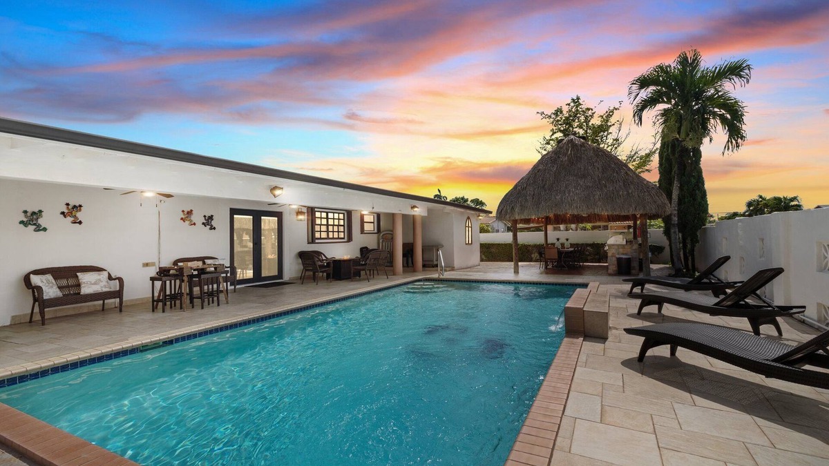 Hialeah House | Spacious 4 Bedroom Vacation Home With Pool
