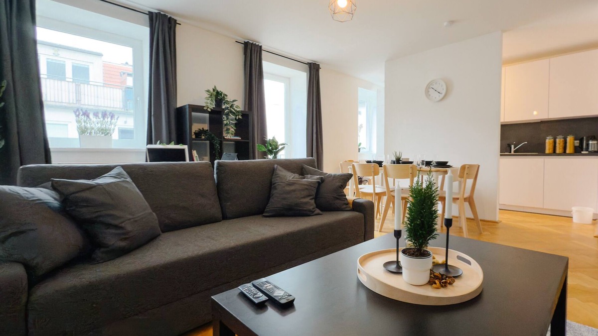 Meidling Apartment | Spacious 4-bedroom with WiFi and AC in awesome Wien
