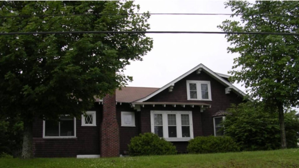 Brighton House | Spacious 4 bedrooms and 1 1/2 bath house. Located near VAST trail and down town.