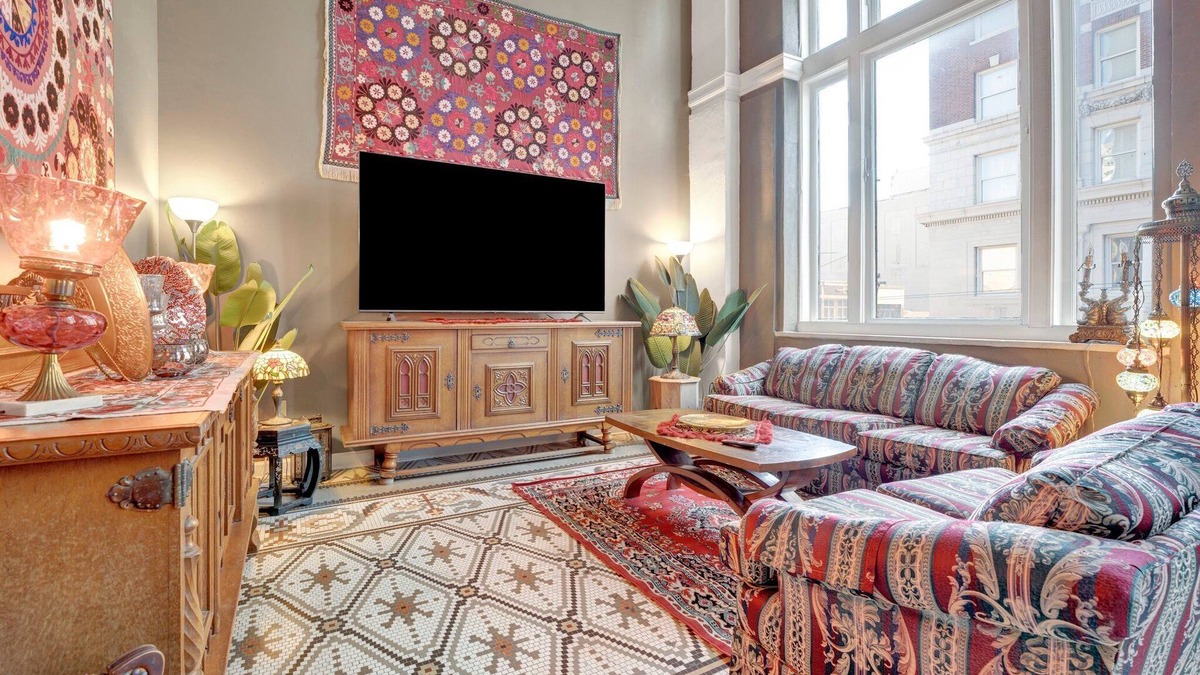 Downtown Memphis Apartment | Spacious 4-BR Apt, Fast WiFi in Downtown Memphis. Walk to Convention Center.