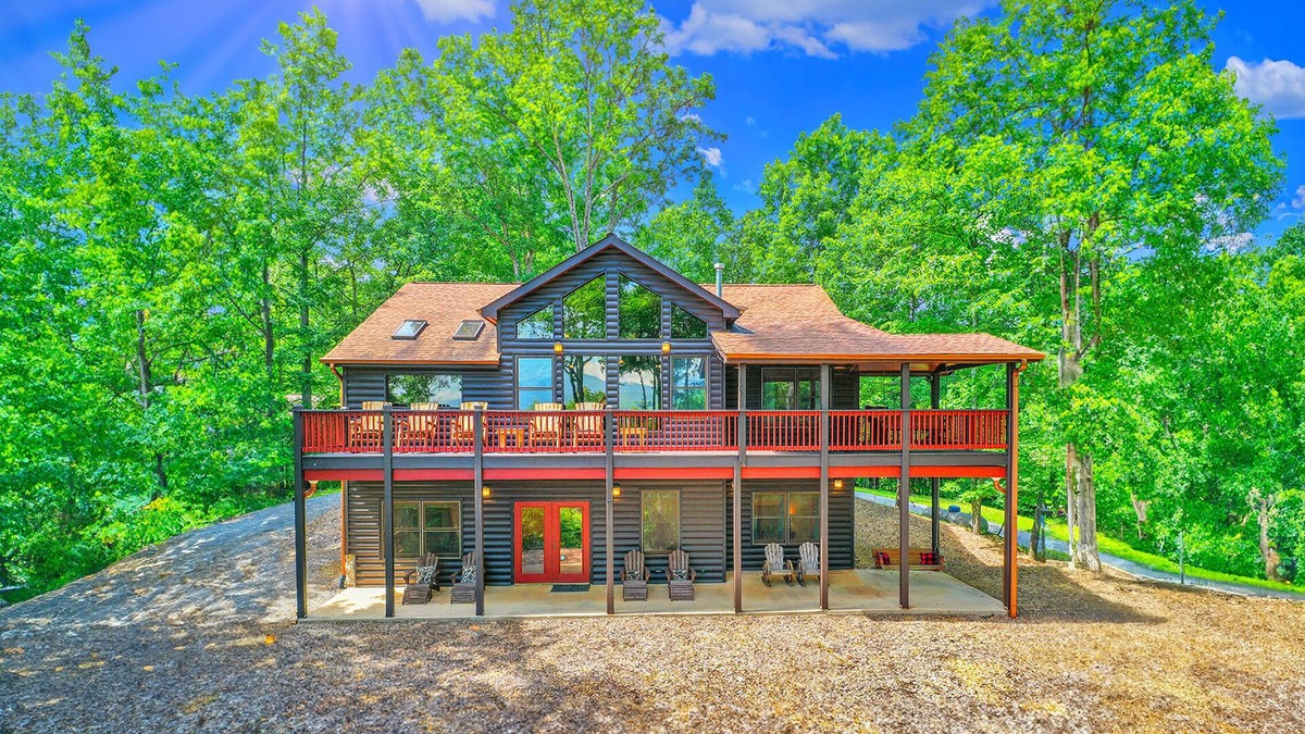 Foxfire Estates Cabin | Spacious 4 BR Cabin w/Stunning Mountain Views! Pet Friendly! Hot Tub!