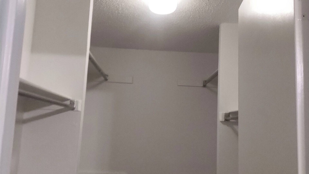 Universal City House | Spacious 4 BR house AC & WiFi in cool Universal City. Fenced yard, shop, RAFB