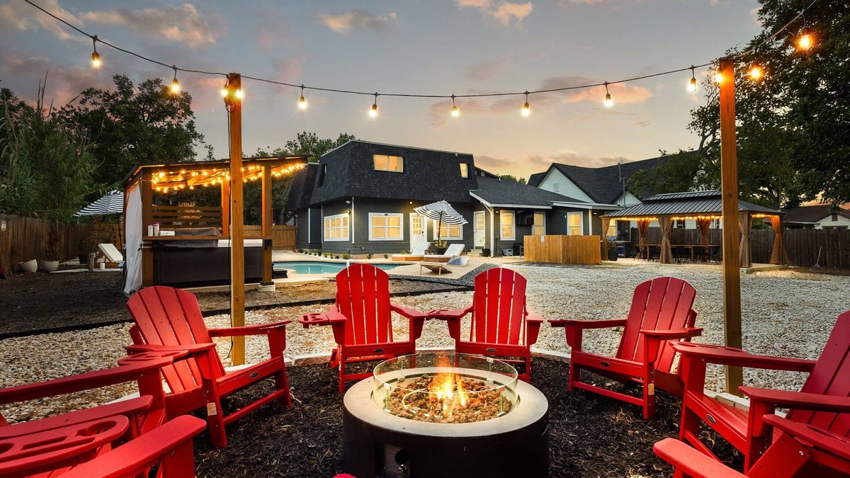 Highland Park House | Spacious 4 BR Retreat w/Pool, Hot Tub, Game Room & 8 Smart TVs. Near Downtown.