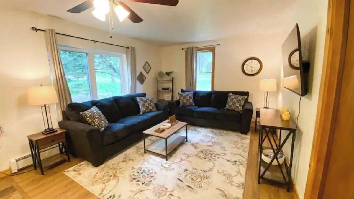 Ester House | Spacious 4 BR with theater, close to Airport