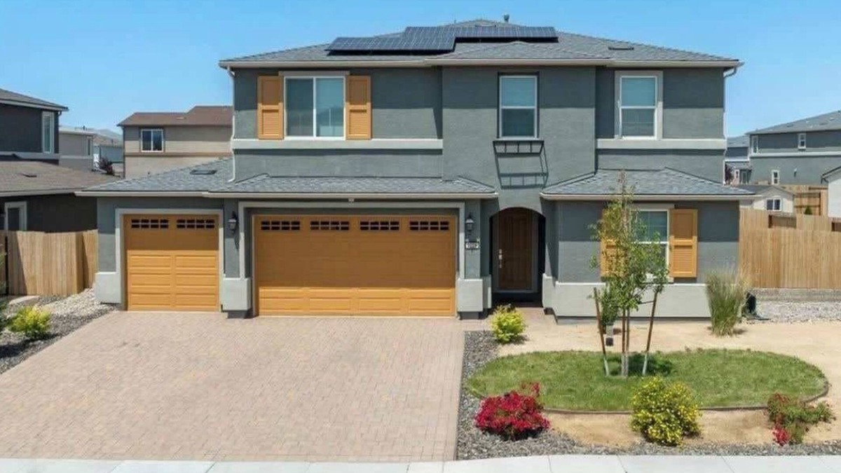 Sparks House | Spacious 4-Car Garage Sleeps 23