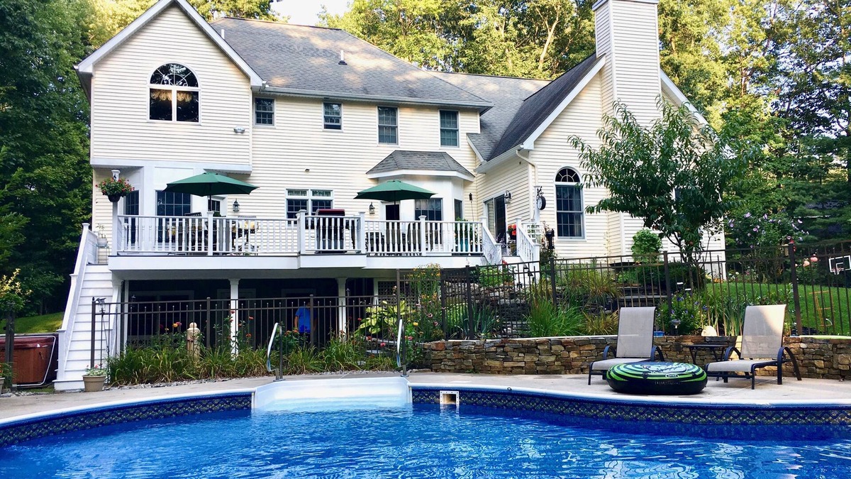Saratoga Springs House | Spacious 4-room family house with pool ~ 25 acres of forest in the garden