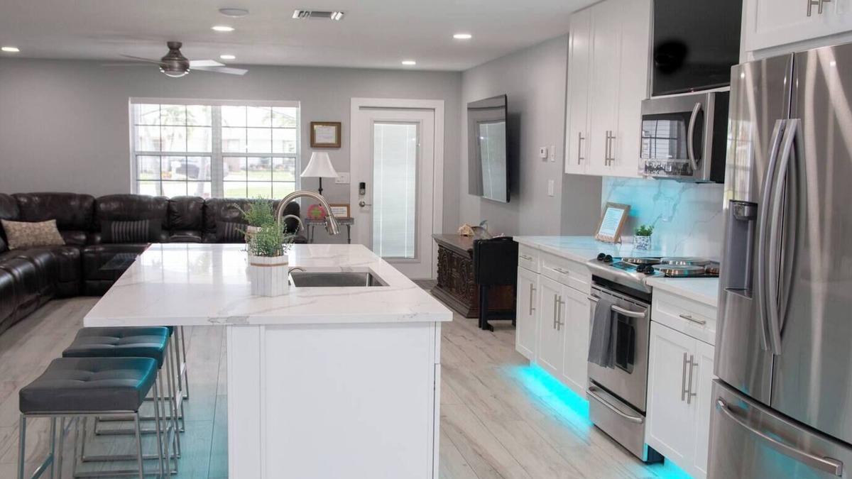 Pompano Beach House | Spacious 4‑Room Group Retreat Sleeps 12 w/Hot Tub, EV Charging