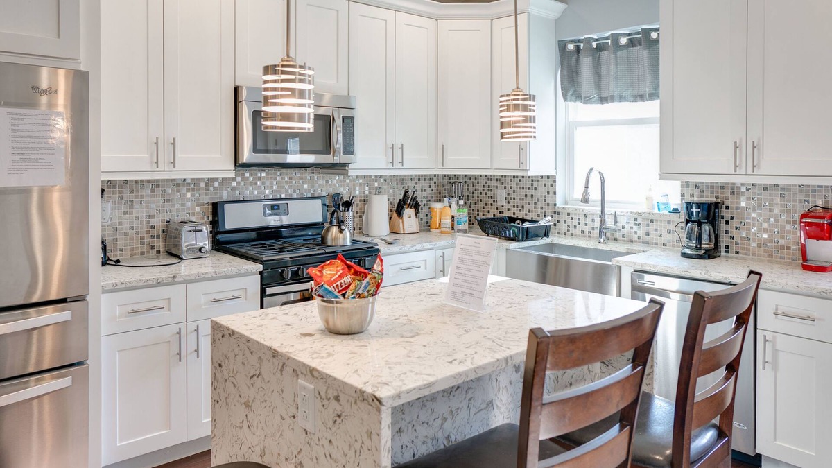 Point Breeze House | Spacious 4BD/3Bath, HUGE Rooftop deck and patio. Amazing Views!