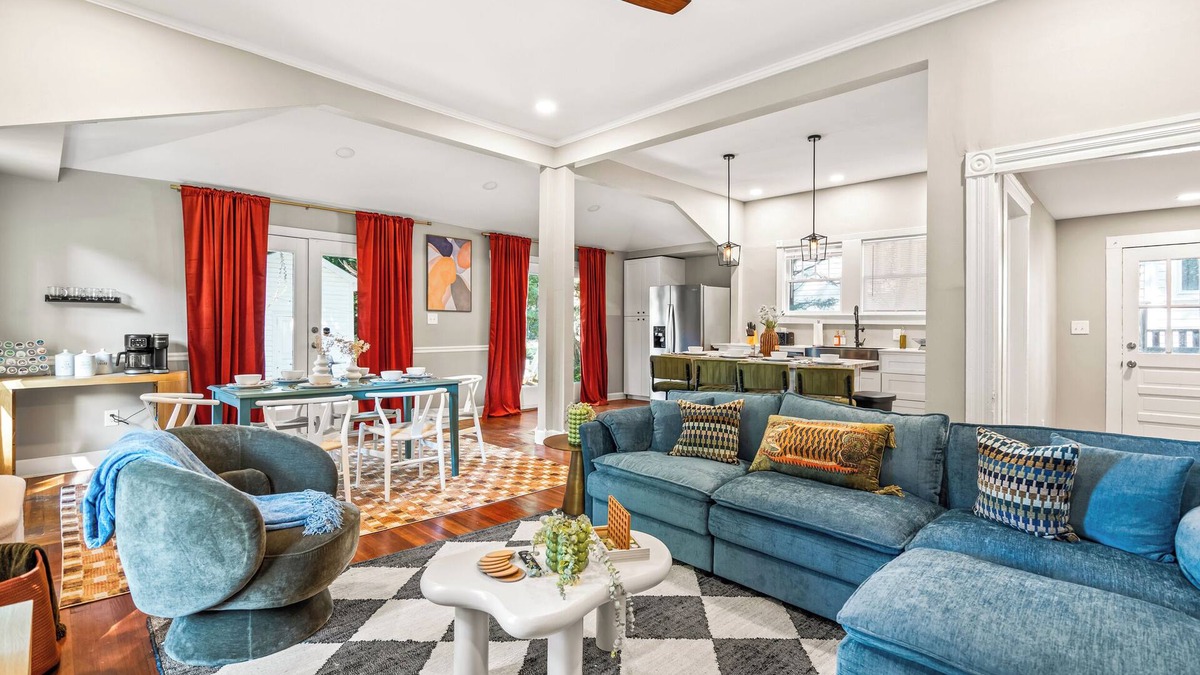 Durham House | Spacious 4BD - Sleeps 10 - Movie Night & BBQ