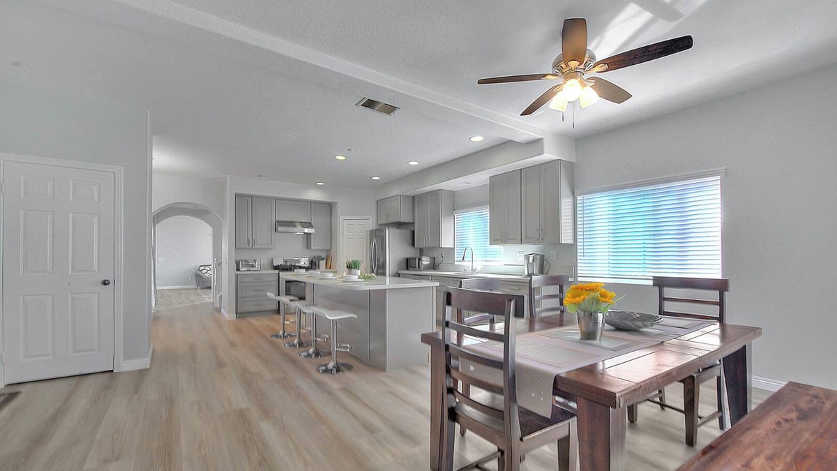 San Bernardino County House | Spacious 4BR 3.5BA house/Near Ontario Airpot/Disneyland/Claremont College