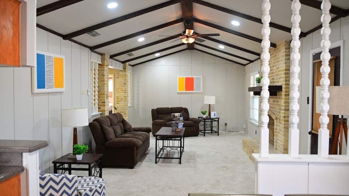 Universal City House | Spacious 4BR Furnished Stay Near Randolph AFB Fast Wi-Fi W/D San Antonio