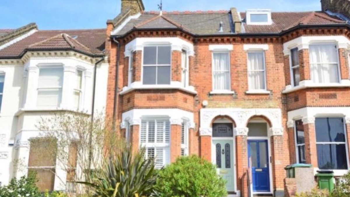 Charlton House | Spacious 4BR Home/Garden, Parking, 3 min to Train