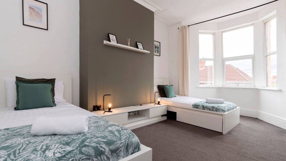 Gateshead Apartment | Spacious 4BR Home in Gateshead Sleeps 7 w/Parking