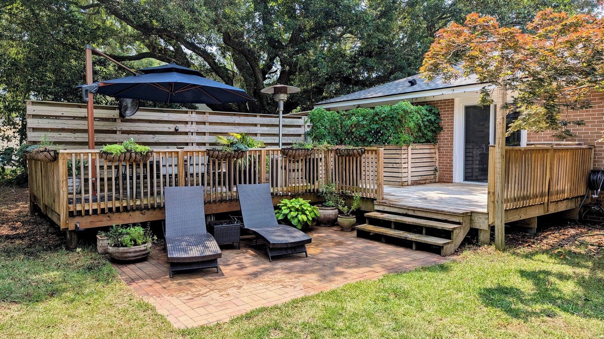 Charleston House | Spacious 4BR Retreat w/Huge Yard, Outdoor Shower, Mins to Beach & Downtown