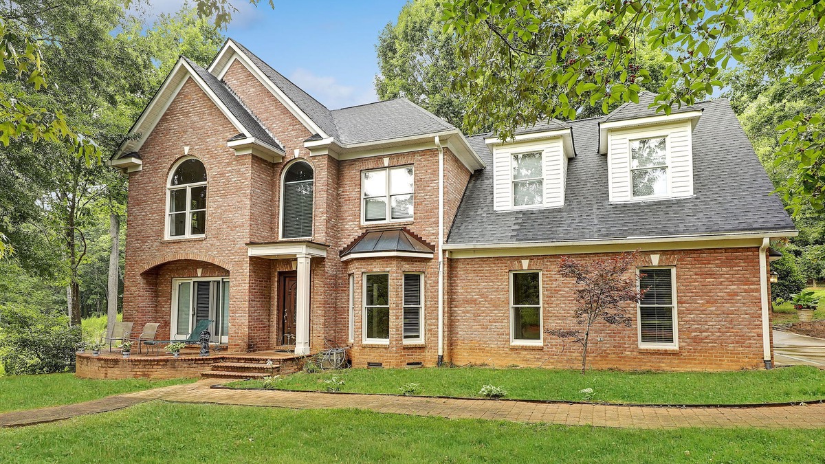 Bowling Green House | Spacious 4BR Retreat - 3200sqft - Pond Views & Total Privacy on 23 Acres of Land