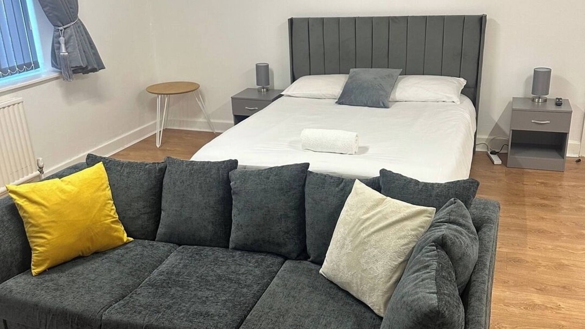 Warrington Apartment | Spacious 5-BD Flat | Sleeps 10 | Parking and WiFi