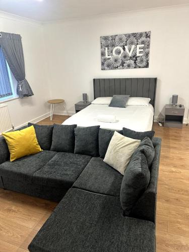 Warrington Apartment | Spacious 5-BD Flat | Sleeps 10 | Parking & WiFi