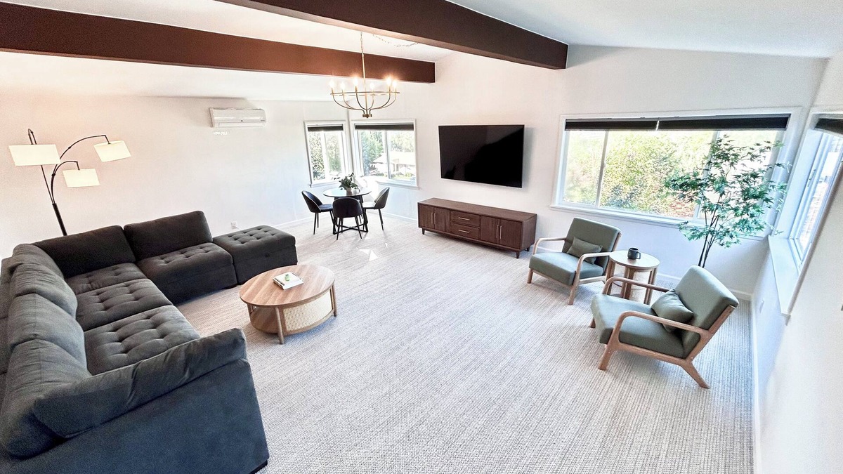 East Wenatchee House | Spacious 5-bdrm home in Wenatchee, Mountain View, hot tub, fire pit, arcade room