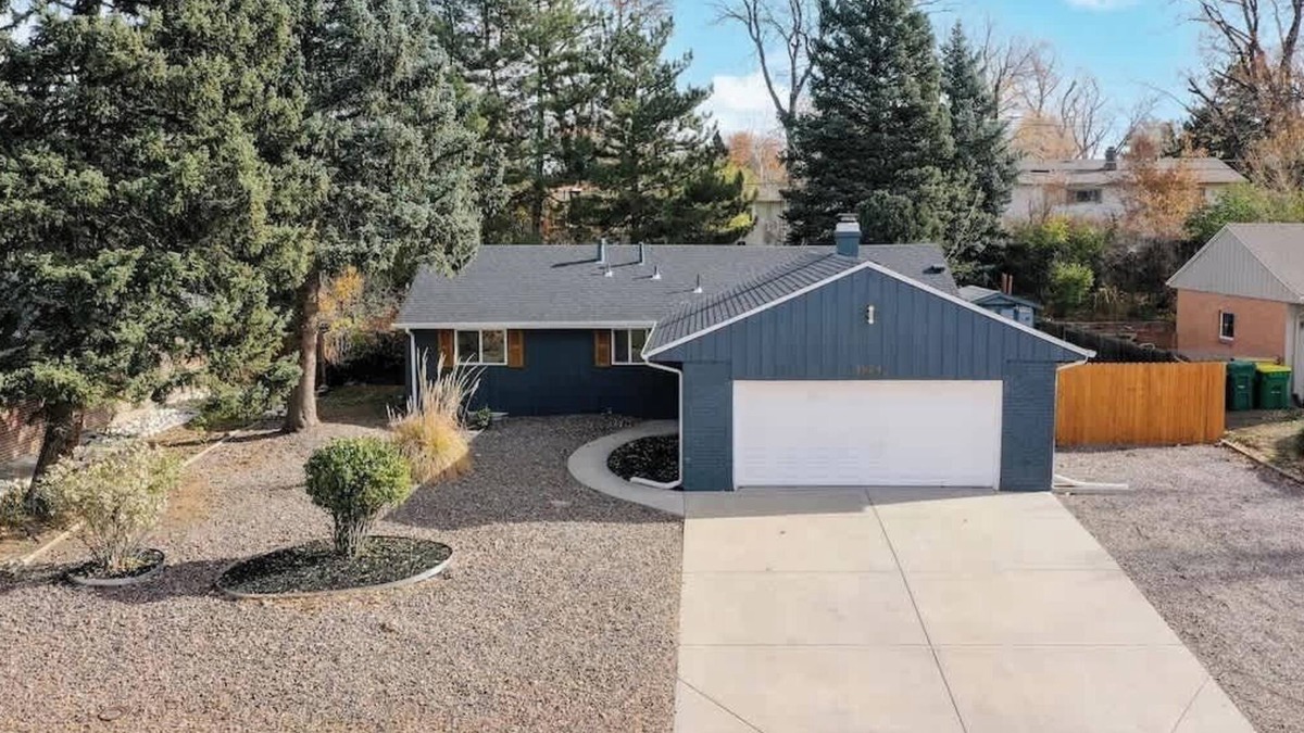 Southeast House | Spacious 5-Bed King Bed Ranch w/Basement, Smart TVs & Garage Near Light Rail