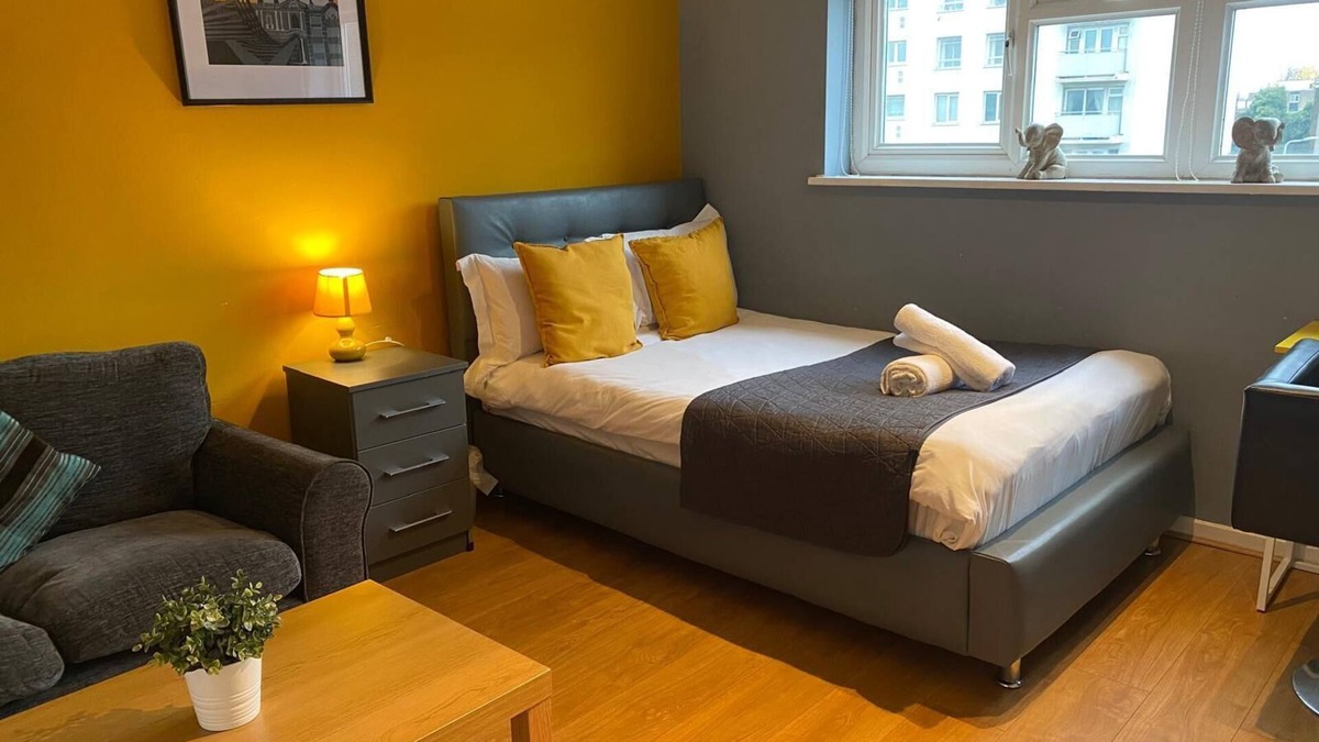 Wolverhampton House | Spacious 5 BED Modern Getaway | Ideal for Work & Leisure Groups - Free Parking!