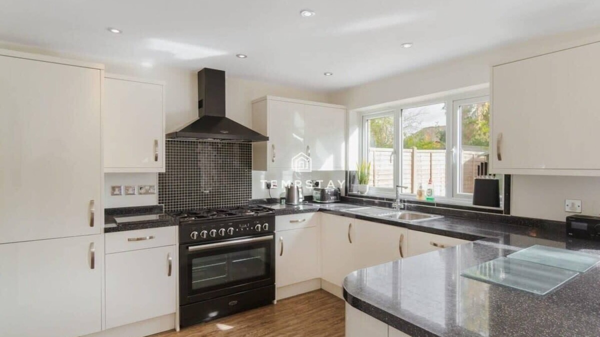 Sunninghill House | Spacious 5 bed Sunninghill with driveway parking