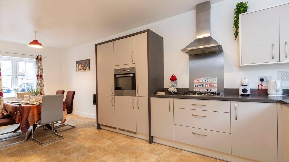 Middlesbrough House | Spacious 5-Bedroom Family Home with Modern Amenities
