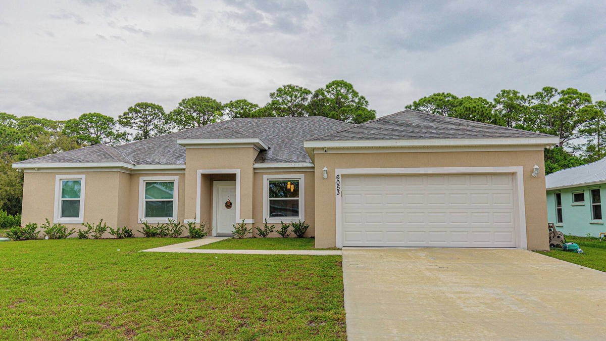 White City House | Spacious 5-bedroom house in enchanting Port St. Lucie with WiFi, AC